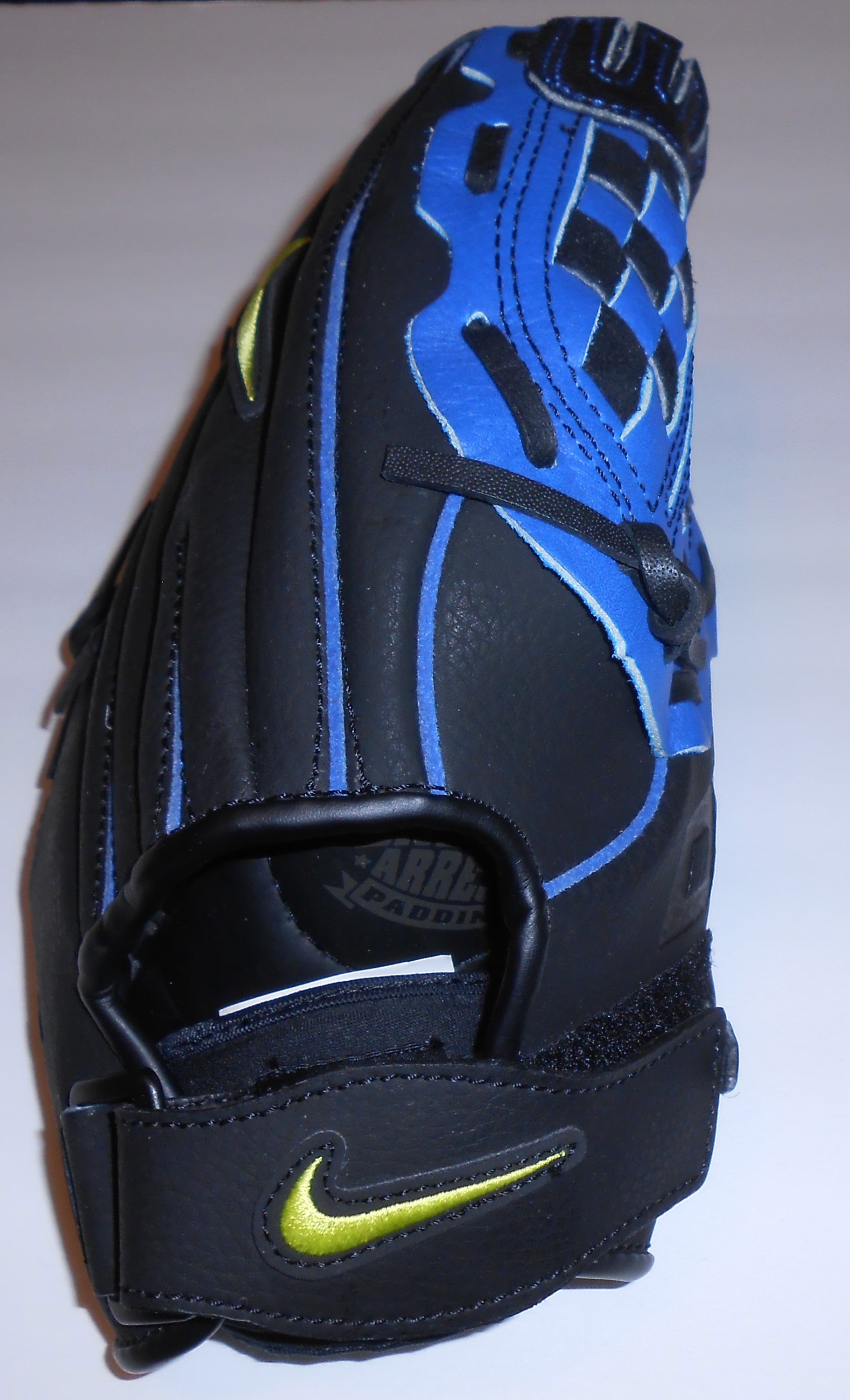 BASEBALL GLOVE